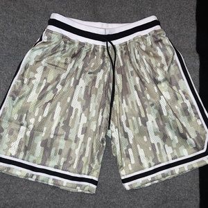 JOHN ELLIOTT Eucalyptus "Game Shorts" MEDIUM NWT size 2 camo